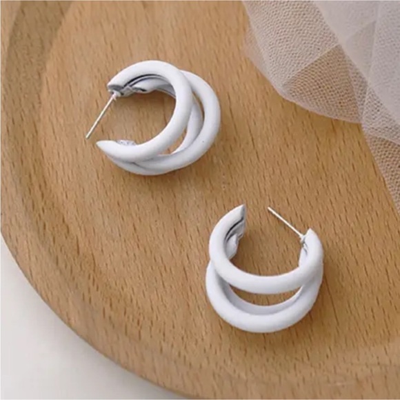 Jewelry - White Curve Earrings